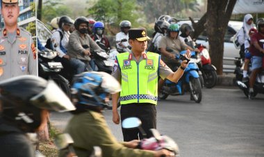 Tak-Hanya-Memberi-Arahan,-Kapolda-dan-Wakapolda-NTT-Turun-Langsung-Atur-Lalu-Lintas-di-Jam-Sibuk-Pagi
