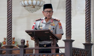 Kapolda-NTT-Gelar-Jumat-Keliling,-Sapa-Masyarakat,-Sampaikan-Pesan-Kamtibmas-dan-Bagikan-Jumat-Berkah