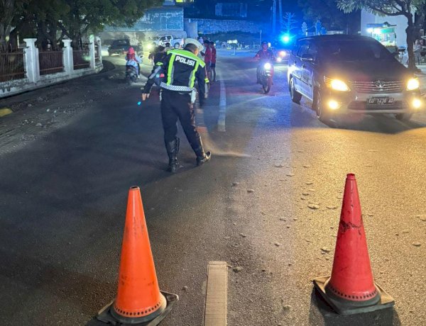 Respon Cepat Satlantas Polres Sumba Timur Bersihkan Jalan Usai Laporan Warga
