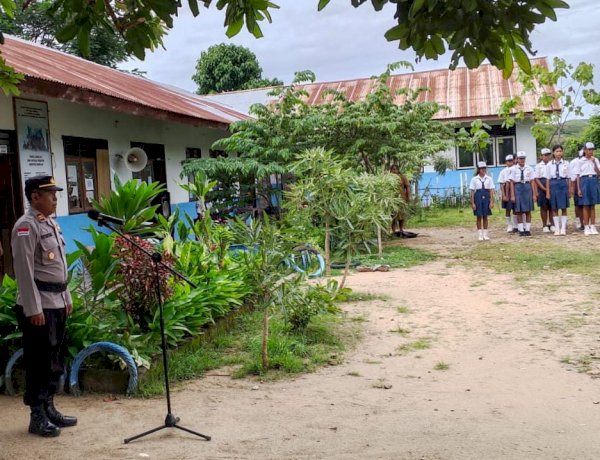 Jadi Irup di SMP Katolik Padadita, Kasiwas Polres Sumba Timur Tekankan Disiplin dan Kamtibmas