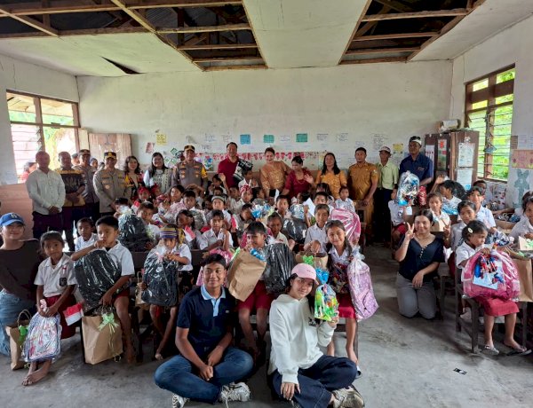 Peduli Pendidikan di Sumba Timur, Wakapolda NTT Beri Bantuan Untuk Siswa dan Sekolah