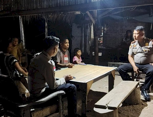 Cipta Kondisi Malam Hari, Kapolsek Pandawai Turun Langsung Sambangi Warga