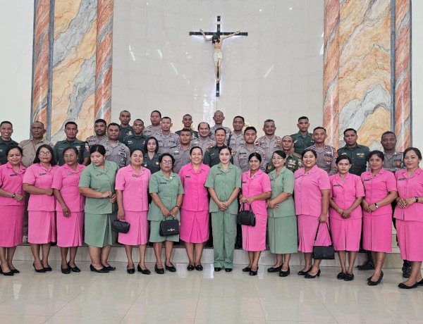 Sinergi TNI–Polri di Sumba Timur, Kompak Isi Koor Misa Minggu Paskah Ke VI