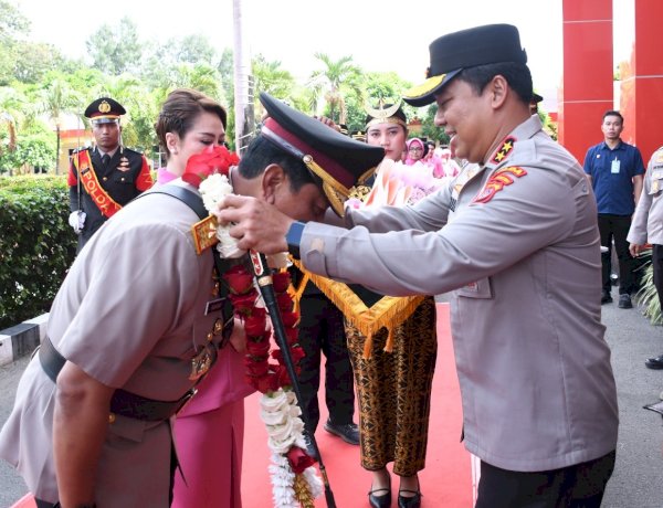 Haru dan Penuh Penghormatan, Kapolda NTT Pimpin Tradisi Pedang Pora Pelepasan Brigjen Pol Baskoro Tri Prabowo