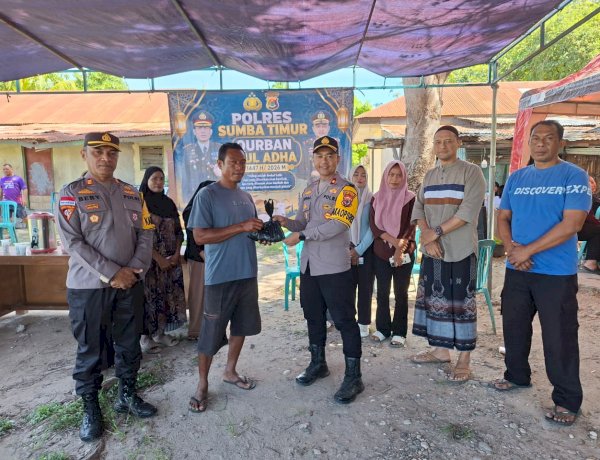 Momentum Iduladha 1447 H, Polres Sumba Timur Bagikan Daging Kurban kepada Warga