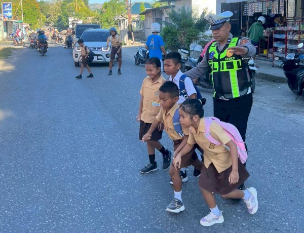 Pengaturan Lalu Lintas Pagi, Bentuk Pelayanan Polres Sumba Timur kepada Masyarakat