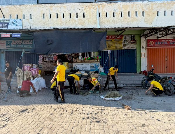 Dukung Program Indonesia Asri, Polres Sumba Timur Ikut Giat Jumat Bersih di Pasar Inpres Matawai