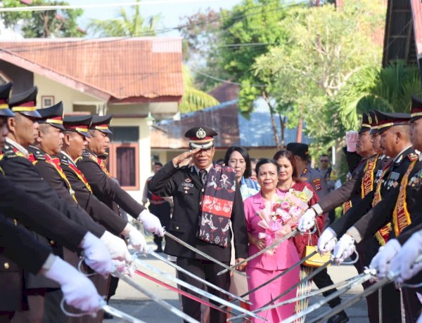 Polres Sumba Timur Gelar Tradisi Pedang Pora, Lepas Empat Personel Purnabakti dengan Penuh Kehormatan