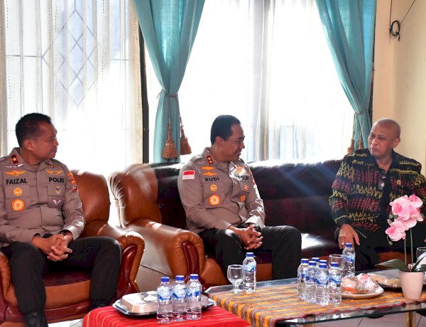 Momentum HUT Bhayangkara ke-80, Kapolda NTT Anjangsana ke Rumah Sesepuh Polri Irjen Pol. (Purn.) Jacky Uly Perkuat Silaturahmi dan Jalin Komunikasi untuk Kemajuan Polda NTT