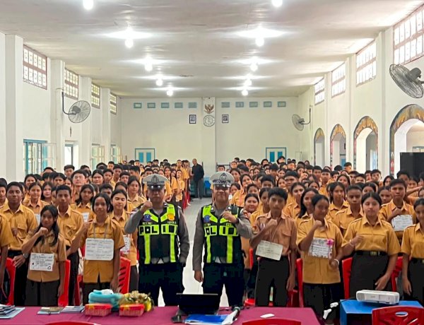 Sat Lantas Polres Sumba Timur Tanamkan Budaya Tertib Berlalu Lintas kepada 400 Pelajar SMA Andaluri Waingapu