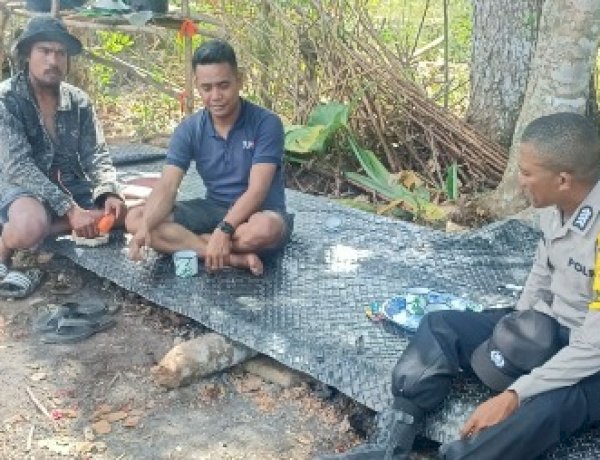 Sambangi Masyarakat, Bhabinkamtibmas Desa Lailara Sampaikan Pesan Kamtibmas dan Dukung Ketahanan Pangan
