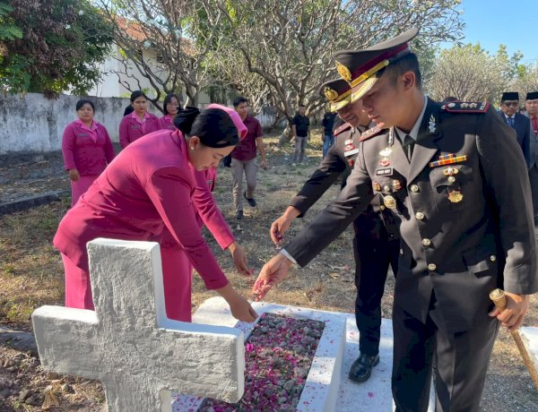 Jelang HUT ke-81 RI, Kapolres Sumba Timur Bersama Forkopimda Ziarah ke Makam Pahlawan