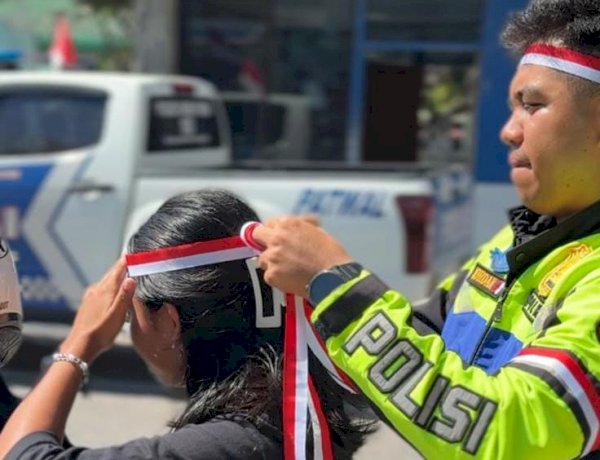 Sambut HUT RI ke-81, Satlantas Polres Sumba Timur Bagikan Bendera Merah Putih
