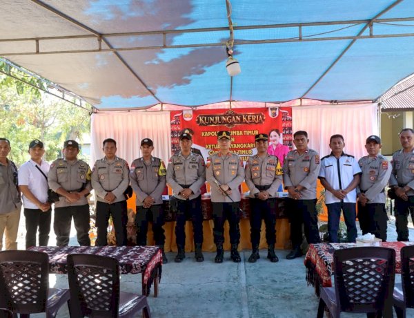 Kunjungi Polsek Umalulu, Kapolres Sumba Timur Tekankan Pelayanan Humanis dan Profesional