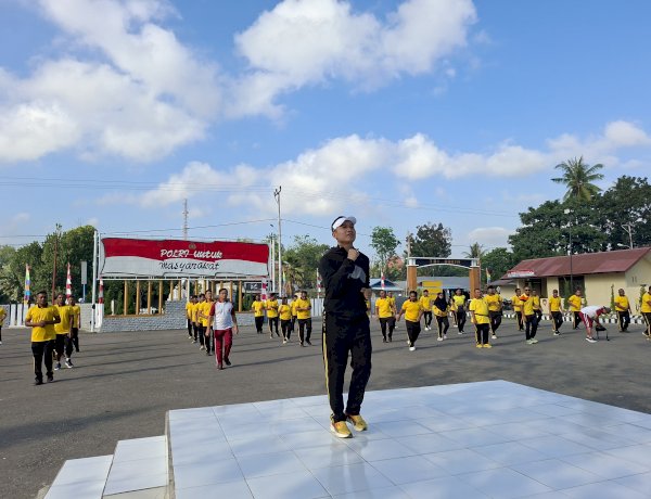 Jaga Kebugaran Personel, Kapolres Sumba Timur Pimpin Olahraga Bersama