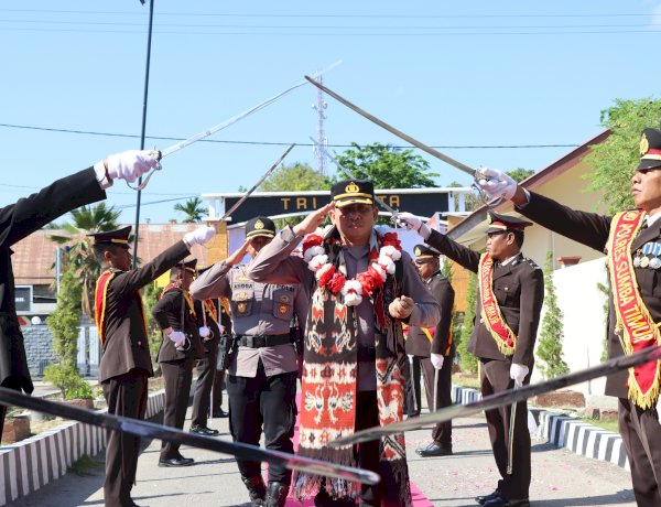 Tiba di Polres Sumba Timur, AKBP Nanang Wahyudi Disambut Panggarang Tau dan Pedang Pora