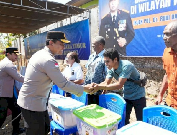 Resmikan Delapan Titik Sumur Bor, Kapolda NTT Salurkan Bansos kepada Warga Kelurahan Belo