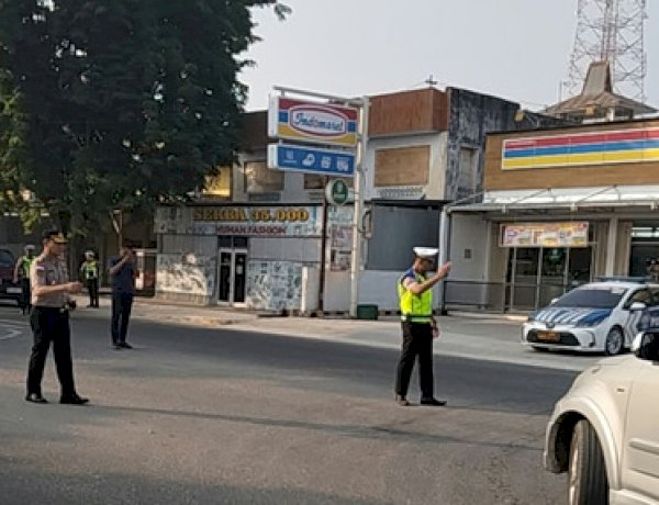 Utamakan Keselamatan Pengguna Jalan, Kapolres Sumba Timur Turun Langsung Atur Lalu Lintas