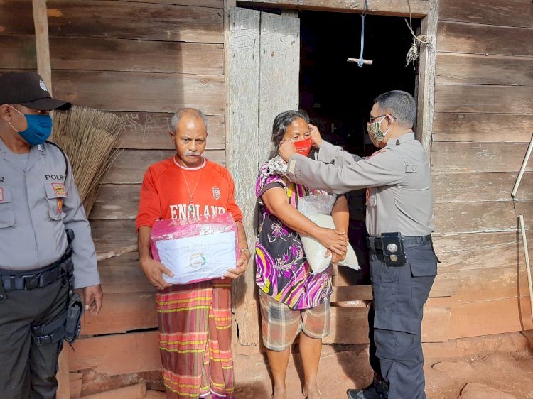 Serentak, Ribuan Masker Kain Gratis Hasil Produksi Bhayangkari Sumba Timur di Sebar ke Masyarakat