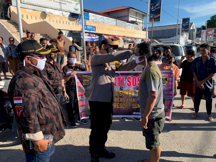 KBP2 Polri Gandeng Polres Sumba Timur Bagi Ratusan Masker Kain