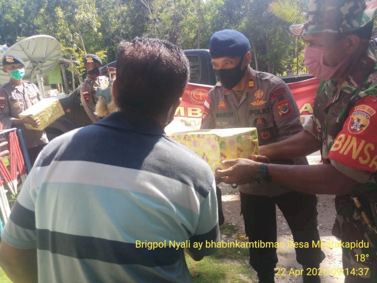 Brimob Sumba Timur dan TNI Beri Bantuan Sembako ke Warga Desa Mbatakapidu