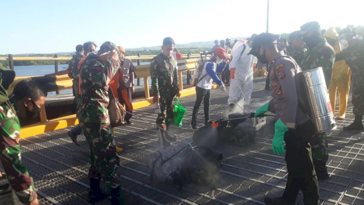 Posko Gugus Tugas Percepatan Penanganan Covid-19 Sumba Timur Sterilisasi Penumpang Kapal Feri