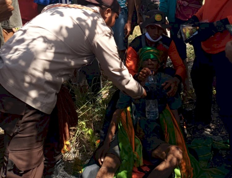 Polsek Hahar, Babinsa dan Basarnas Evakuasi Warga Yang Dilaporkan Hilang Saat Mencari Madu di Hutan