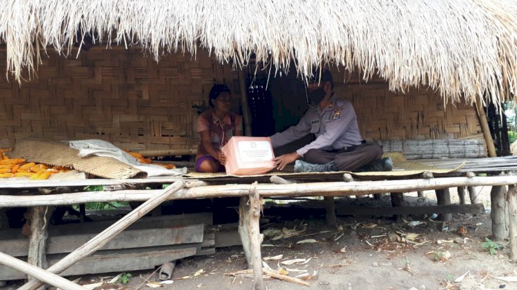 Pademi Covid 19, Polsek Karera Sambangi Warga Beri Bantuan Sembako