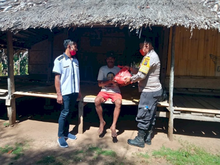 Polsek Wula Waijelu Door to Door ke Rumah Warga Beri Bantuan Sembako