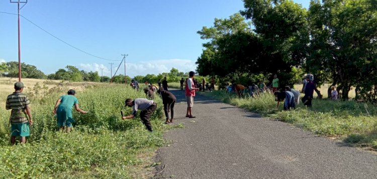 Polsek Hahar dan Warga Desa Rambangaru Kerja Bhakti Bersama Bersihkan Lingkungan