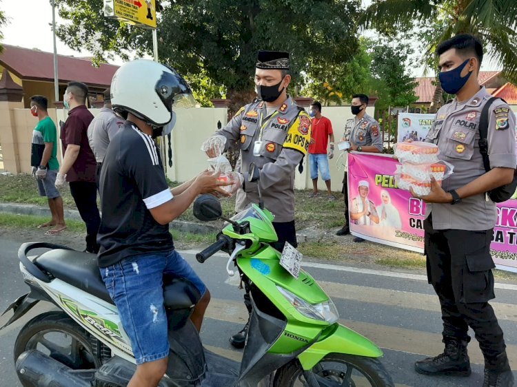 “ GITARAMA” Polres Sumba Timur, Ratusan Takjil dan Masker Gratis Dibagikan Kepada Pengguna Jalan