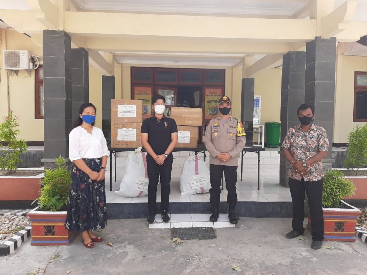 Kapolres Serahkan Bantuan APD Untuk Tenaga Medis 2 Rumah Sakit  di Sumba Timur