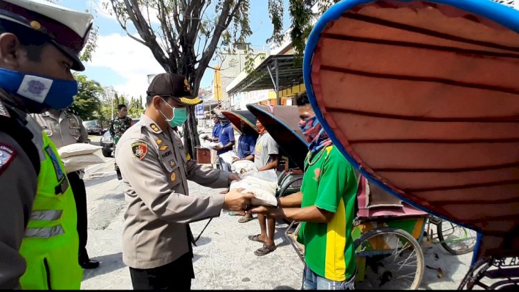 Pengemudi Becak Dapat Bantuan Beras Dari Polres Sumba Timur