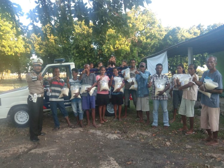 Satlantas Polres Sumba Timur Sambangi Warga, Salurkan Bansos Beras Tahap 2