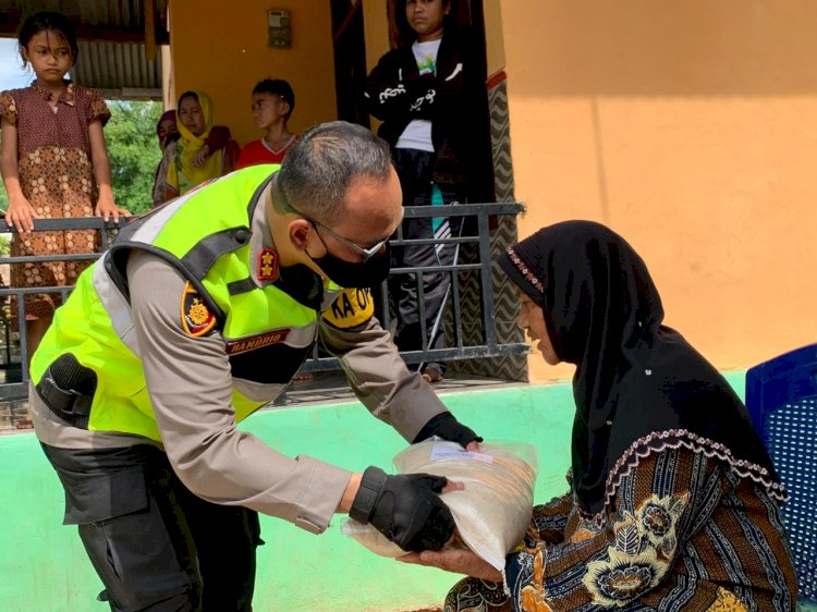 Tiada Hari Tanpa Bansos, Sambil Patroli Kapolres Sumba Timur Antar 400 Kg Beras Kepada Warga Kurang Mampu