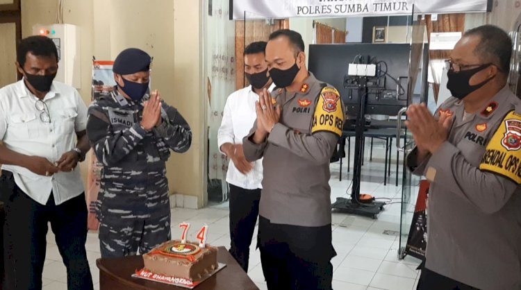 Jelang Peringatan Hari Bhayangkara ke 74, Polres Sumba Timur Dapat Kejutan Dari Pos AL Waingapu