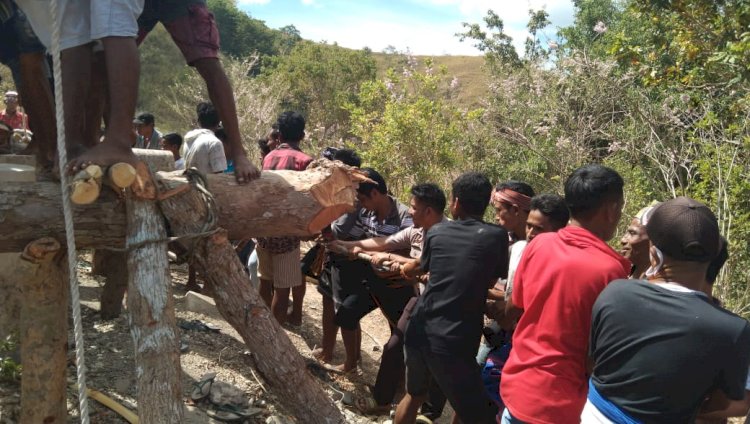 Ritual Tarik Batu di Desa Uimana Dapat Pengawalan Dari Bhabinkamtibmas Desa Tarimbang