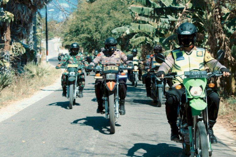 Gunakan Motor Trail Kapolres Sumba Timur Antar Bansos Langsung ke Masyarakat