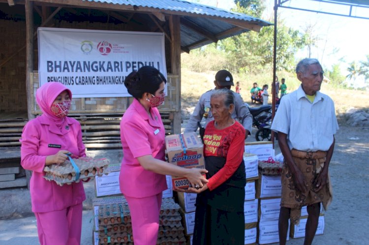 Bertajuk 'Bhayangkari Peduli', Sembako dan Masker Kain Gratis di Bagikan Bhayangkari Sumba Timur