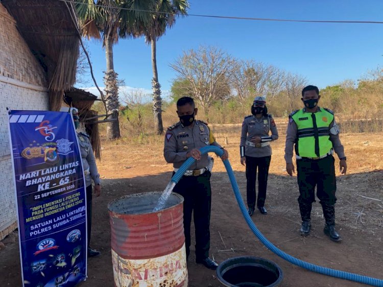 Pademi Covid 19, Satlantas Polres Sumba Timur Bagi Air Bersih Kepada Warga