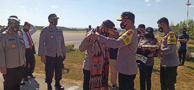 Kunker di Polres Sumba Timur Kapolda NTT Disambut Dengan Pengalungan Kain Adat