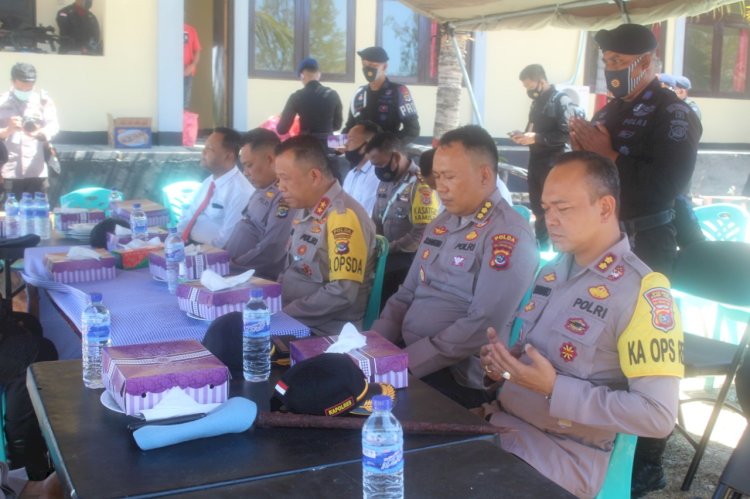 Jalin Kebersamaan, Kapolda NTT Makan Siang di Tenda Peleton dengan Anggota Brimob Sumba Timur