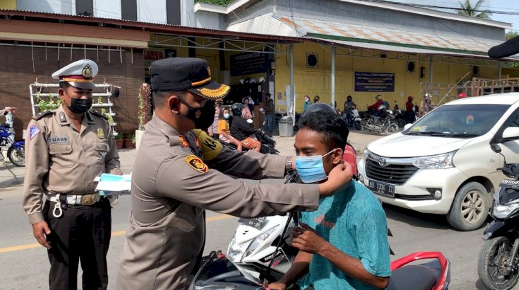 Kampanye 5 M, Polres Sumba Timur, Kodim dan Pemkab Bagikan Masker Gratis ke Pengguna Jalan