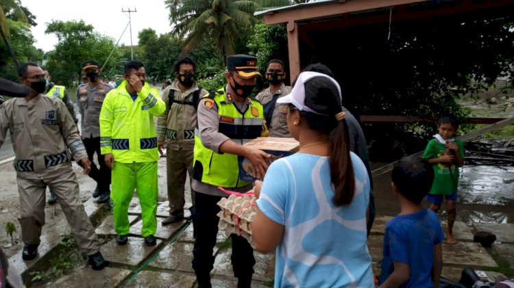 Sambil Evakuasi Warga, Kapolres Sempatkan Diri Kunjungi Anggota Yang Terdampak Banjir