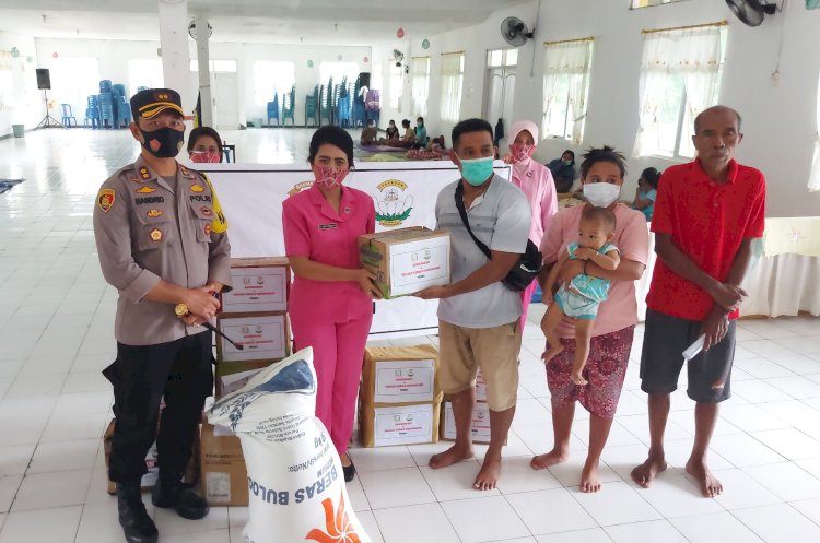 Polres dan Bhayangkari Sumba Timur Sambangi dan Beri Bantuan Korban Banjir