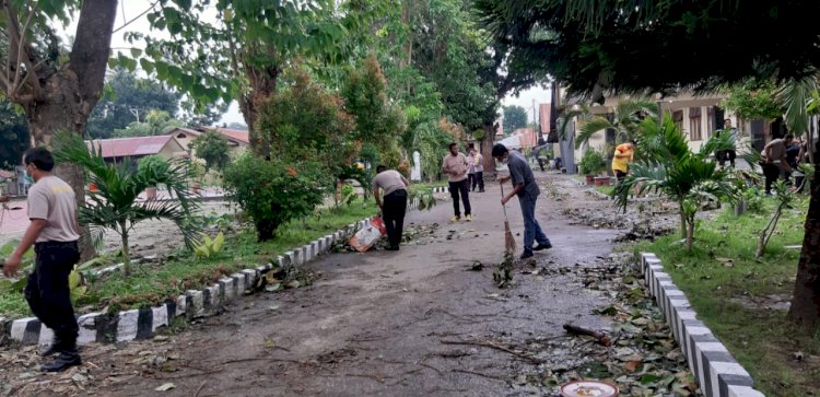 Terdampak Bencana Angin Kencang, Anggota Polres  Sumba Timur Bersih bersih Lingkungan Mako