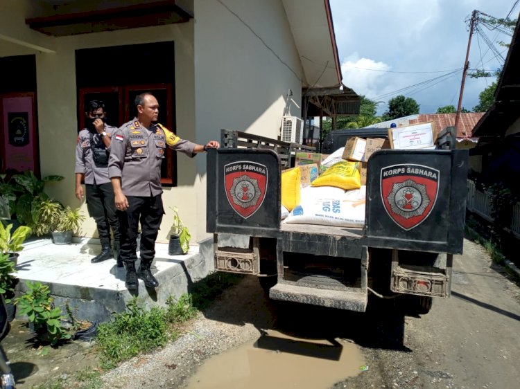 Polres Sumba Timur Droping Bantuan Bencana Untuk Warga Pulau Salura