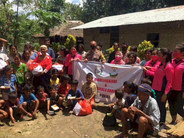 Polres Sumba Timur dan Bhayangkari Door To Door Bagikan Sembako Ke Warga Terdampak Banjir