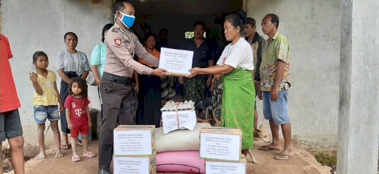 Bersama Pemuda GKS Tanarara, Polsek Matawai Lapawu Salurkan Bantuan Kepada Warga Terdampak Banjir