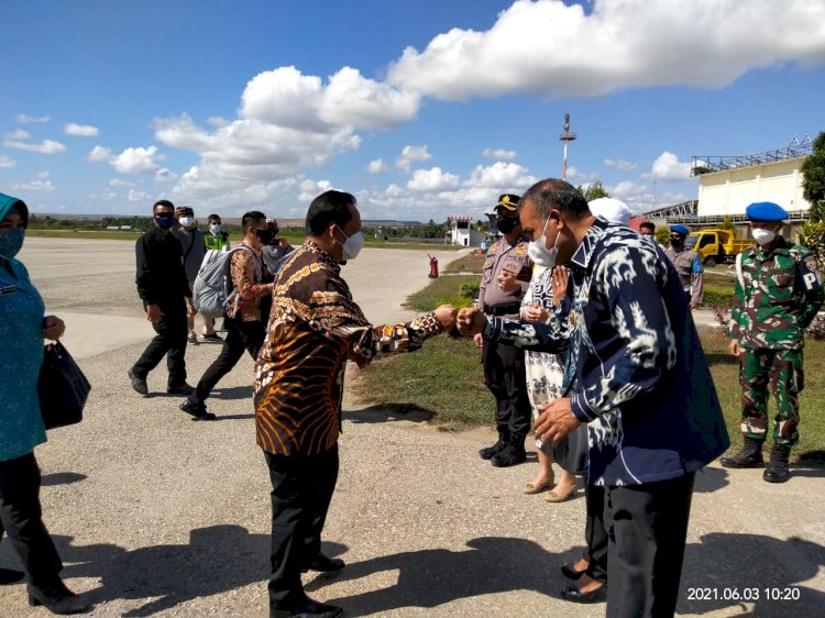 Kapores dan Bupati Sambut Kedatangan Mendagri di Kabupaten Sumba Timur